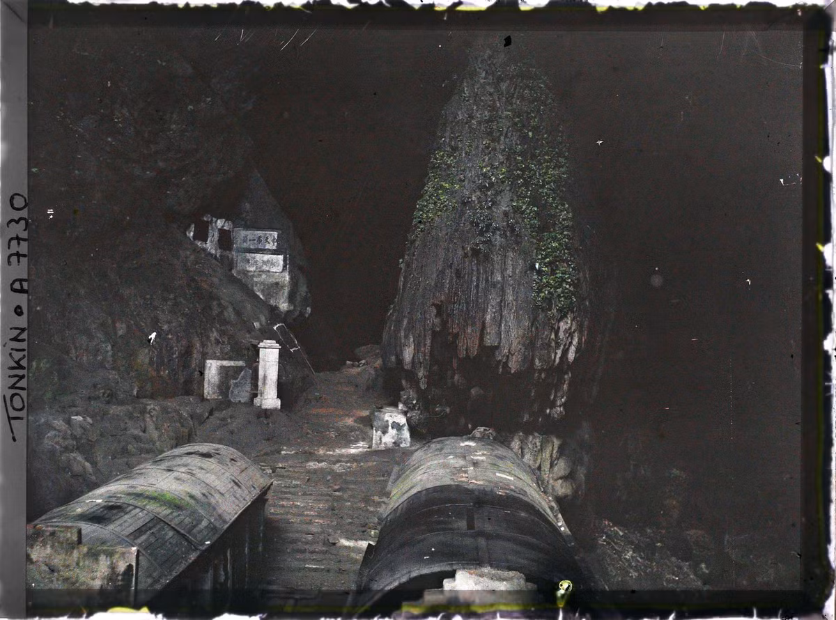 Góc nhìn khác về động Hương Tích.