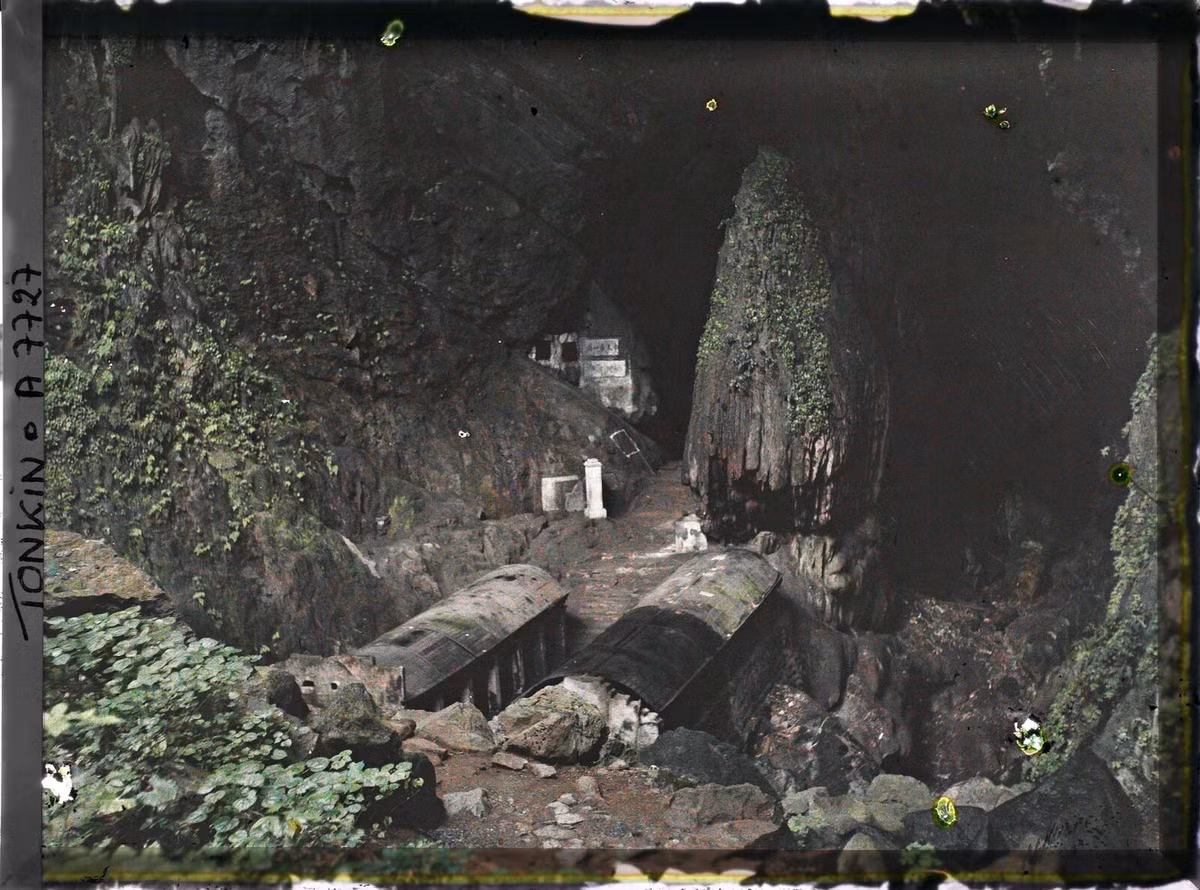 Động Hương Tích ở danh thắng Hương Sơn, nay thuộc huyện Mỹ Đức, Hà Nội.