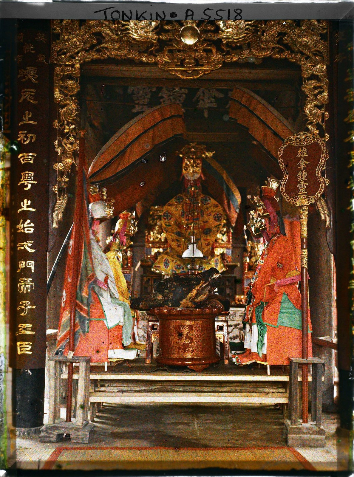 Bàn thờ trong đình.