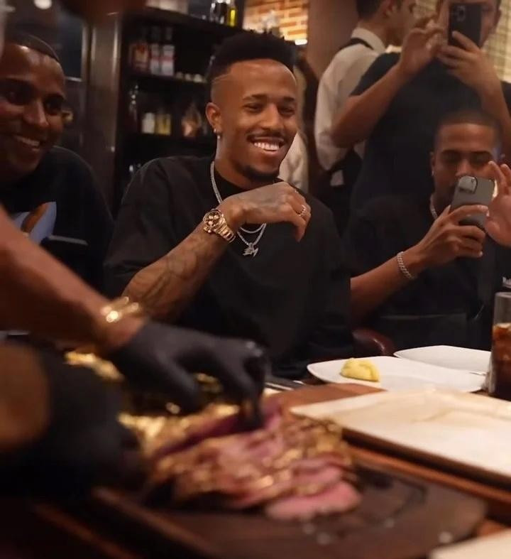 Dan sao tuyen Brazil gap rac roi vi an thit dat vang