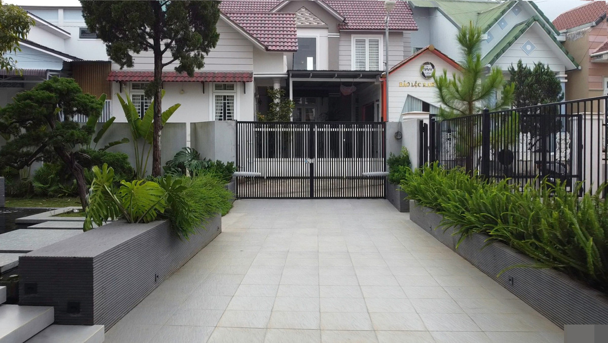 Sân cổng đậu ô tô.