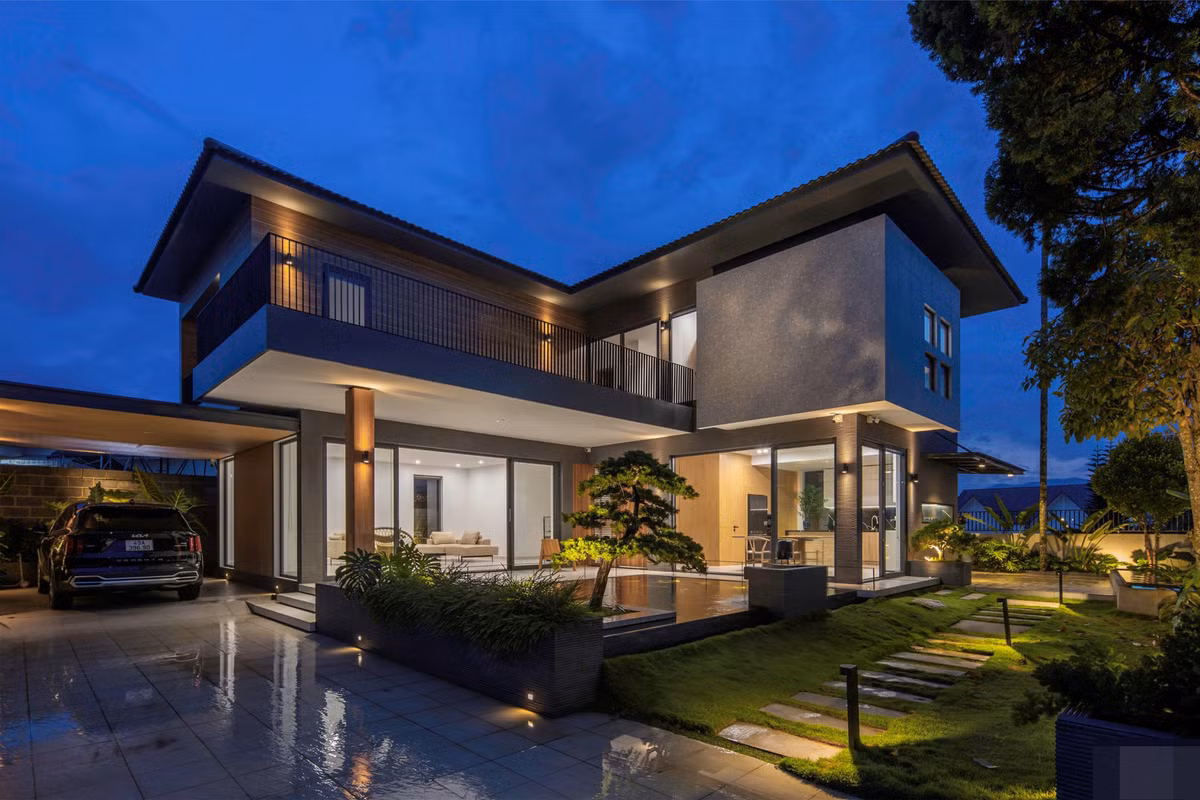 Kiến trúc sư Trần Tiến chia sẻ, sự trường tồn luôn nằm ở giá trị cốt lõi, cơ bản – mạch lạc – khúc chiết và trong công trình này sẽ hạn chế đến tối đa yếu tố trang trí cầu kỳ đặc biệt. Sau một thời gian nghiên cứu và đưa ra nhiều giải pháp về công năng, phương án mặt bằng “nhà chữ L“ là mô hình được kiến trúc sư và gia đình đồng tình lựa chọn. Bởi sự mạch lạc của nó dễ dàng đáp ứng nhiều công năng cùng lúc. Dù gia đình có nhiều thành viên, nhiều độ tuổi, nhiều thế hệ thì công năng cũng không bị chồng chéo, phù hợp với nhu cầu sinh hoạt của một gia đình truyền thống Việt Nam trong nhịp sống hiện đại.