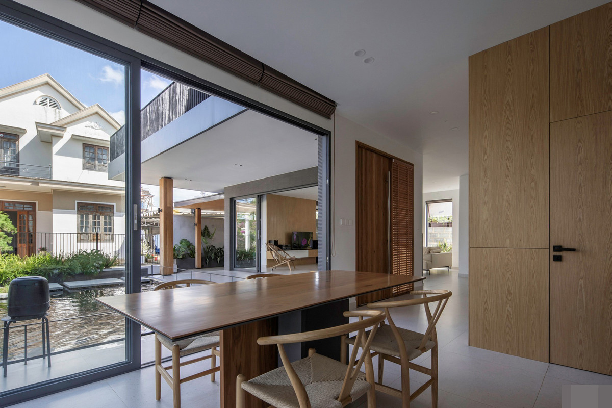 Khu bàn ăn nhìn ra hồ cá Koi yên bình, trong lành.