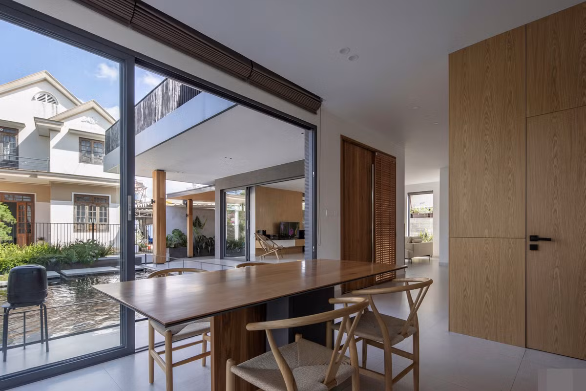 Khu bàn ăn nhìn ra hồ cá Koi yên bình, trong lành.