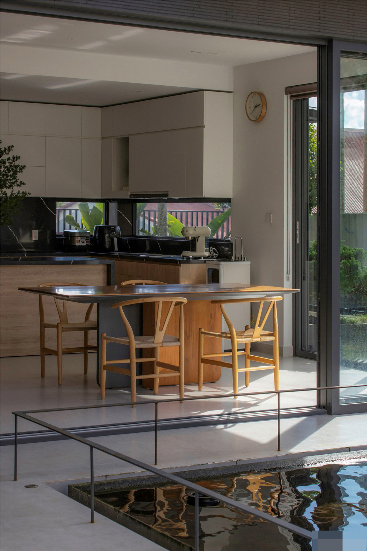 Mỗi bữa ăn, cả nhà sẽ cùng ngồi ở đây, thưởng thức bữa ăn và kể cho nhau nghe câu chuyện của một ngày dài.