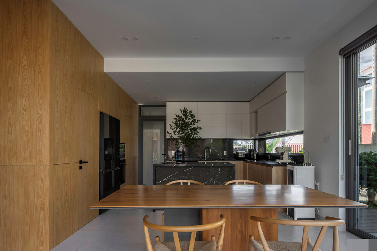 Bếp nấu đơn giản, nhiều cửa sổ và ô thoáng.