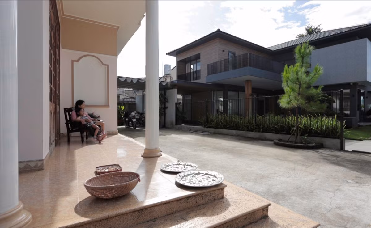 Ngoài ra, gia đình còn có thêm một số đề nghị đặc biệt với kiến trúc sư như: Nhà mới cần có lối đi tiện lợi thông sang nhà cũ ở bên cạnh. Làm lại cảnh quan sân vườn nhưng phải giữ được hàng cau ông nội trồng. Gia đình anh đã sinh sống gần nửa thế kỷ ở mảnh đất này, anh muốn ngôi nhà này sẽ trở thành di sản cho nhiều đời sau.