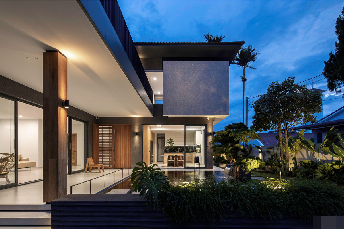 Căn nhà có dạng chữ L, 2 cánh nhà vươn ra với nhiều cửa kính lùa, vừa giúp tối ưu thông gió và chiếu sáng tự nhiên, vừa phù hợp với thói quen sinh hoạt trong các không gian chung của gia đình truyền thống.