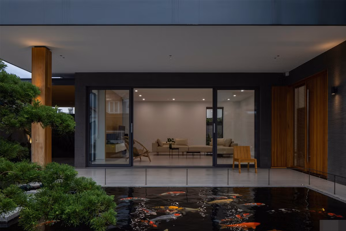 Mái sảnh hay mái hiên vốn là không gian đa năng của người Việt, là nơi đón ta về, là nơi mở cửa, là nơi thay giầy, là nơi ngồi đón cơn gió mát mẻ đầu mùa, là nơi trẻ con chơi đùa, là nơi người lớn trải chiếu khi có cỗ hay là nơi pha ấm trà mở đầu câu chuyện hàn huyên… Xung quanh hồ Koi có bố trí hệ lan can thép mảnh để giới hạn không gian. Vừa đủ chiều cao an toàn cho trẻ em mà không ảnh hưởng đến góc ngắm cá từ trong nhà nhìn ra.