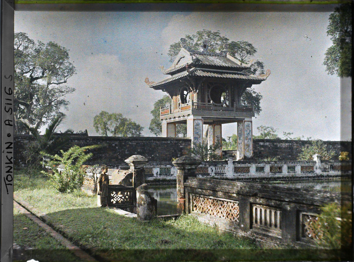 Cậu bé thẩn thơ bên giếng cổ.