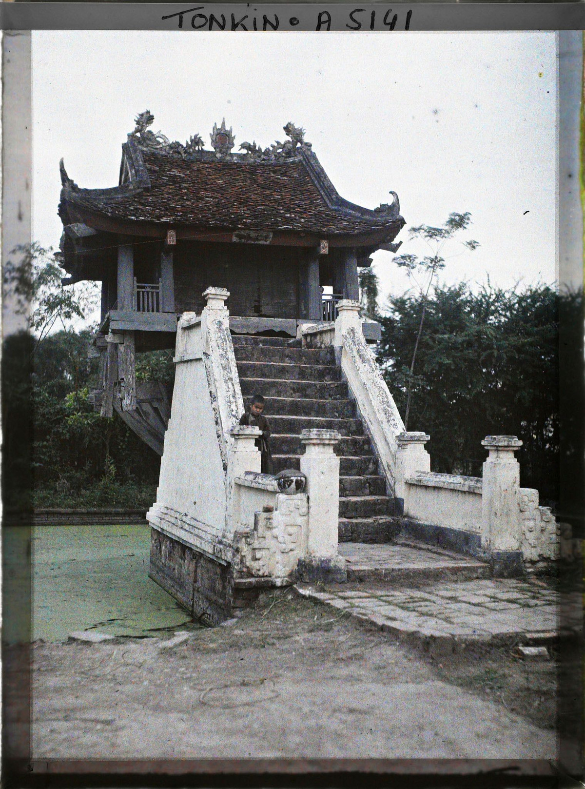 Lối lên chùa Một Cột, năm 1914-1915.