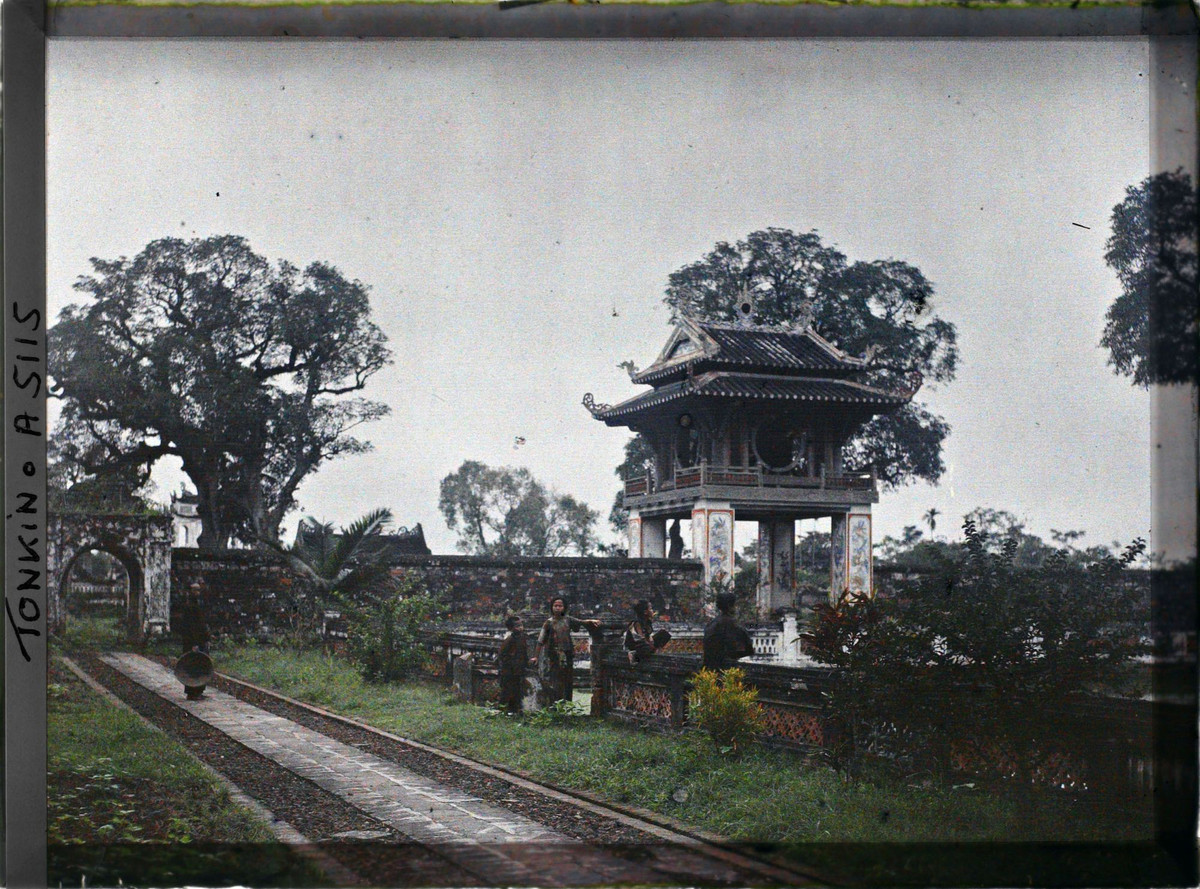 Những đứa trẻ bên giếng Thiên Quang.