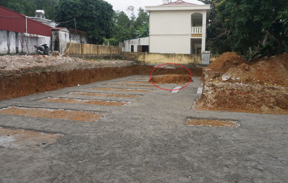 Tháng 12/2022, trong lúc đào móng xây trường tại phường Hàm Rồng, TP Thanh Hóa, một ngôi mộ cổ chứa nhiều di vật gốm đã phát lộ. Mộ có kiến trúc hình vòm, xây bằng gạch nung đỏ, dài 3 mét, rộng 1,2 mét, niên đại khoảng 1.000 năm theo nhận định ban đầu. Ảnh: Zing.