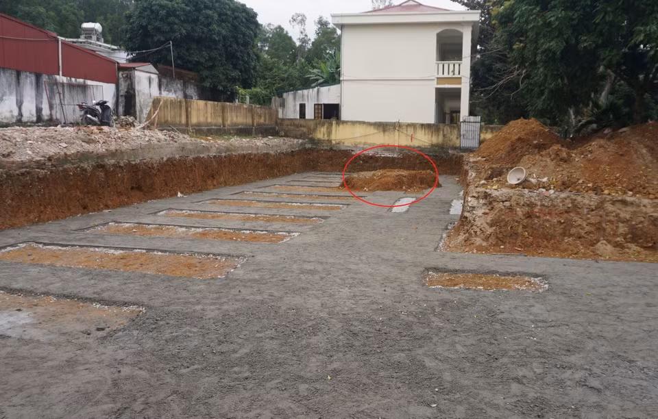 Tháng 12/2022, trong lúc đào móng xây trường tại phường Hàm Rồng, TP Thanh Hóa, một ngôi mộ cổ chứa nhiều di vật gốm đã phát lộ. Mộ có kiến trúc hình vòm, xây bằng gạch nung đỏ, dài 3 mét, rộng 1,2 mét, niên đại khoảng 1.000 năm theo nhận định ban đầu. Ảnh: Zing.