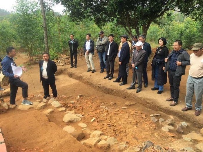 Tháng 12/2022, Bảo tàng Quảng Ninh tổ chức báo cáo sơ bộ kết quả khai quật khảo cổ học tại các điểm di tích đền An Sinh, Am Hoa và Trại Cấp cho biết khu vực đền An Sinh phụ cận tại Đồng Sinh xuất lộ các dấu vết nền dinh phủ của An Sinh vương Trần Liễu - anh ruột của vua Trần Thái Tông. Ảnh: GD &amp; TĐ.