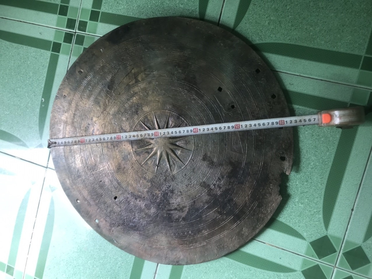 Tháng 7/2022, trong lúc cào lưới đánh bắt cá trên sông Hậu, một người dân ở Đồng Tháp phát hiện mặt trống đồng rồi bàn giao cho Bảo tàng tỉnh Đồng Tháp. Qua thẩm định, đây là mặt trống đồng Đông Sơn có niên đại khoảng 2.000 - 2.300 năm. Ảnh: Báo Dân Tộc.