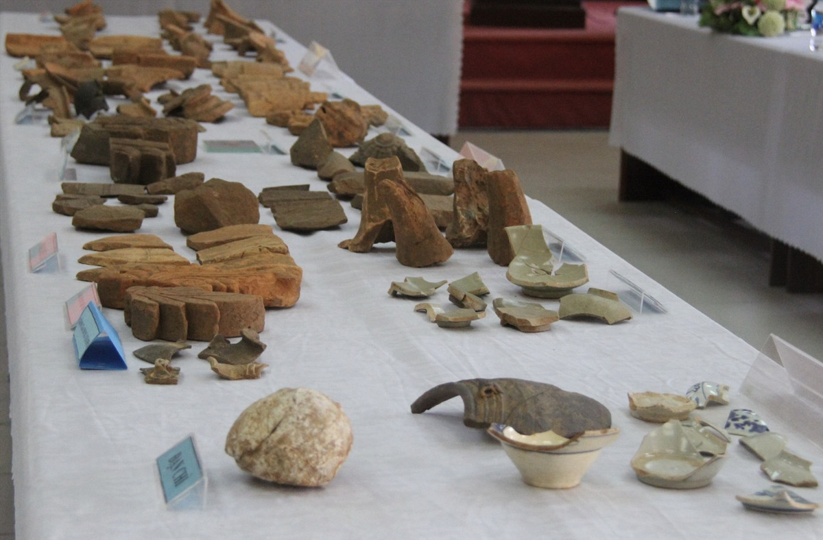 Tháng 8/2022, Viện Khảo cổ học Việt Nam phối hợp với Sở VH-TT tỉnh Bình Định tổ chức hội nghị báo cáo sơ bộ kết quả khai quật khảo cổ phế tích tháp Chăm cổ Châu Thành (thị xã An Nhơn, Bình Định), theo đó nhiều cổ vật mới đã được phát hiện, là minh chứng để xác định rõ niên đại của kiến trúc tháp cổ này. Ảnh: Lao Động.