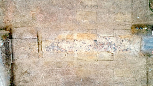 Tháng 7/2022, TT Bảo tồn di sản Thành nhà Hồ và Viện Khảo cổ học Việt Nam đã thông báo kết quả ban đầu về đợt khai quật khảo cổ đường Hoàng Gia, theo đó dấu tích con đường này còn lại rất rõ, được kè đá xanh và lát đá phiến, nằm chính giữa cổng Nam Thành nhà Hồ, hướng Bắc - Nam, nối thẳng về phía nam đến di tích Nam Giao... Ảnh: TT Bảo tồn di sản Thành nhà Hồ.