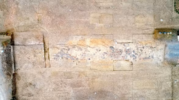 Tháng 7/2022, TT Bảo tồn di sản Thành nhà Hồ và Viện Khảo cổ học Việt Nam đã thông báo kết quả ban đầu về đợt khai quật khảo cổ đường Hoàng Gia, theo đó dấu tích con đường này còn lại rất rõ, được kè đá xanh và lát đá phiến, nằm chính giữa cổng Nam Thành nhà Hồ, hướng Bắc - Nam, nối thẳng về phía nam đến di tích Nam Giao... Ảnh: TT Bảo tồn di sản Thành nhà Hồ.