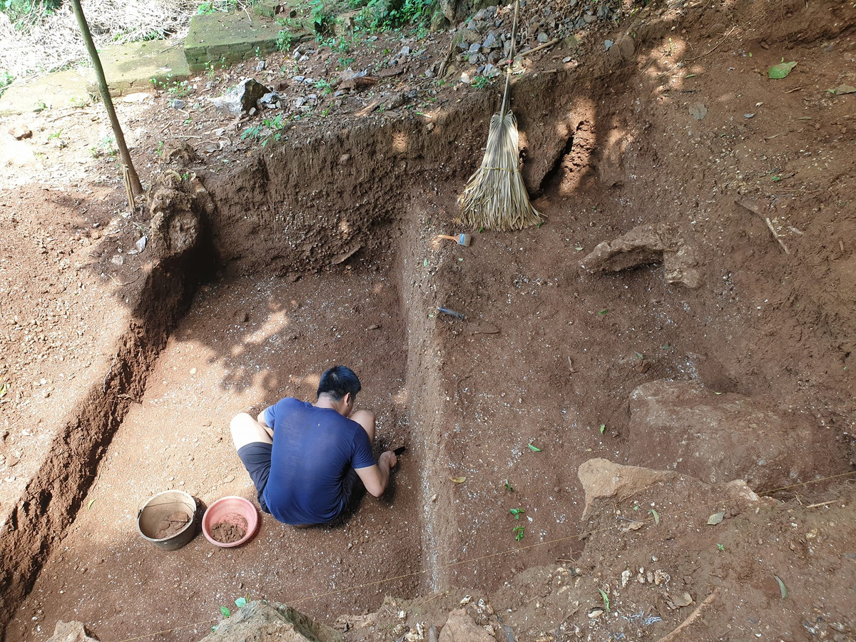 Tháng 8/2022, quá trình khai quật di chỉ khảo cổ học Làng Vành (Lạc Sơn - Hòa Bình) tiếp tục làm phát lộ trầm tích văn hóa Hòa Bình với vỏ ốc suối, bàn nghiền, công cụ hạch cuội, mảnh tước, công cụ xương động vật, xương thức ăn và than tro. Ảnh: Vanhoavaphattrien.vn.