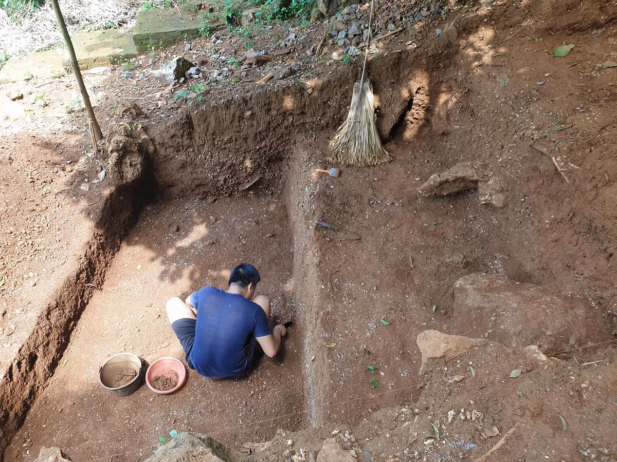 Tháng 8/2022, quá trình khai quật di chỉ khảo cổ học Làng Vành (Lạc Sơn - Hòa Bình) tiếp tục làm phát lộ trầm tích văn hóa Hòa Bình với vỏ ốc suối, bàn nghiền, công cụ hạch cuội, mảnh tước, công cụ xương động vật, xương thức ăn và than tro. Ảnh: Vanhoavaphattrien.vn.