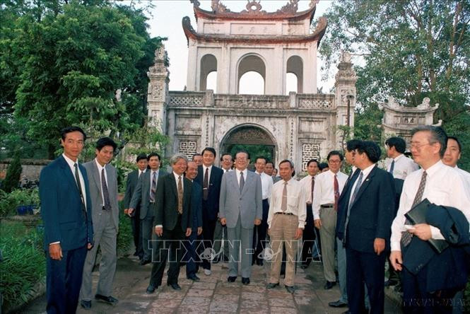 Tổng Bí thư, Chủ tịch nước CHND Trung Hoa Giang Trạch Dân thăm khu di tích lịch sử Văn Miếu – Quốc Tử Giám ở Hà Nội trong chuyến thăm hữu nghị chính thức Việt Nam năm 1994. Ảnh: Cao Phong – TTXVN.