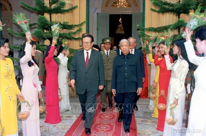 Tổng Bí thư Đỗ Mười, Chủ tịch nước Lê Đức Anh đón Tổng Bí thư, Chủ tịch nước CHND Trung Hoa Giang Trạch Dân thăm hữu nghị chính thức Việt Nam, 20/11/1994. Ảnh: Cao Phong – TTXVN