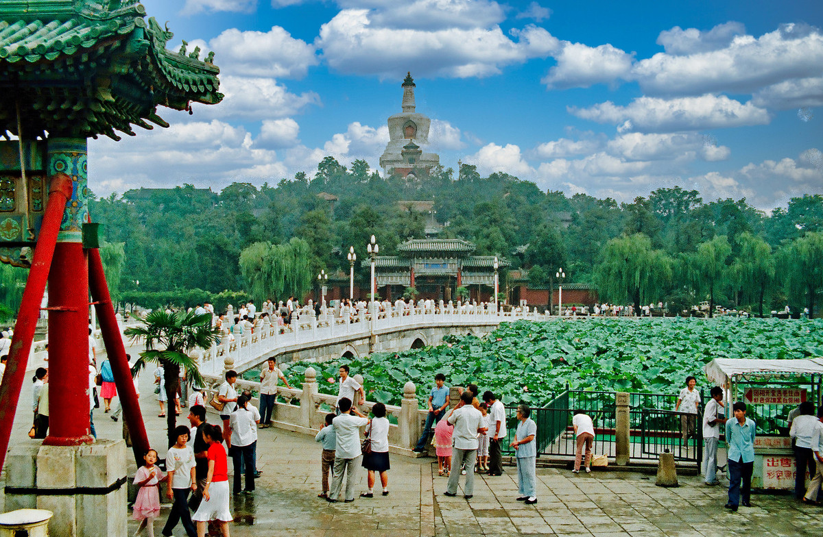Trong công viên Bắc Hải, nơi là vườn thượng uyển của triều Thanh trong quá khứ.