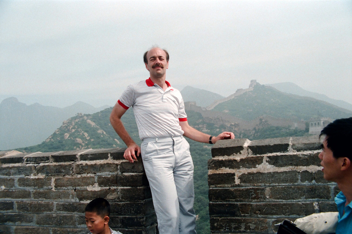 Tác giả bộ ảnh - ông Tony Wasserman chụp hình lưu niệm trên Vạn Lý Trường Thành.