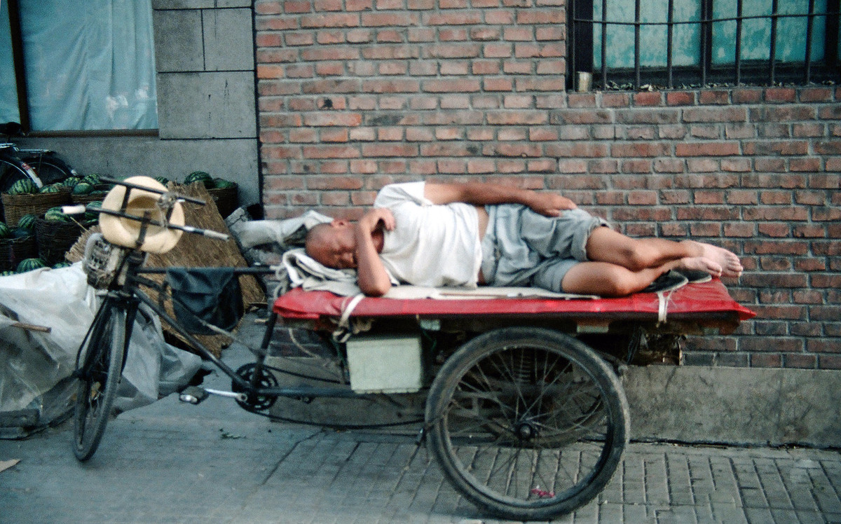 Giấc ngủ trên đường phố của một người đàn ông.