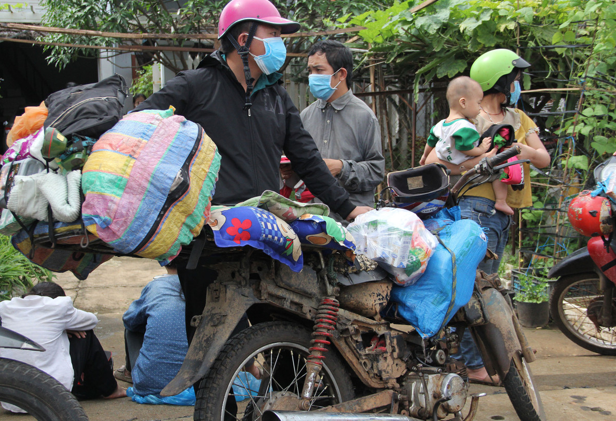 Thai phu dinh di bo gan 2.000 km de ve que-Hinh-2