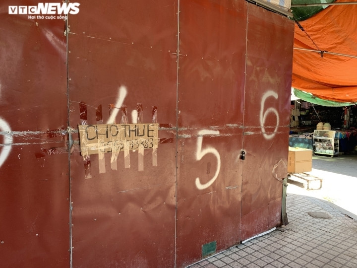 Có những quầy hàng nằm ở vị trí đẹp thì treo biển cho thuê.