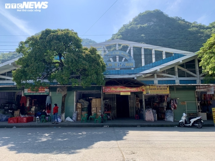  Chợ Tân Thanh chỉ cách cửa khẩu Tân Thanh khoảng hơn 200m. Nơi này từ xưa đến nay được ví như trung tâm mua sắm sầm uất nhất tại Lạng Sơn mà khách du lịch không thể bỏ qua. Bất cứ ai du lịch Lạng Sơn đều muốn ghé đến khu chợ này, nơi nổi tiếng la liệt hàng hóa giá rẻ.