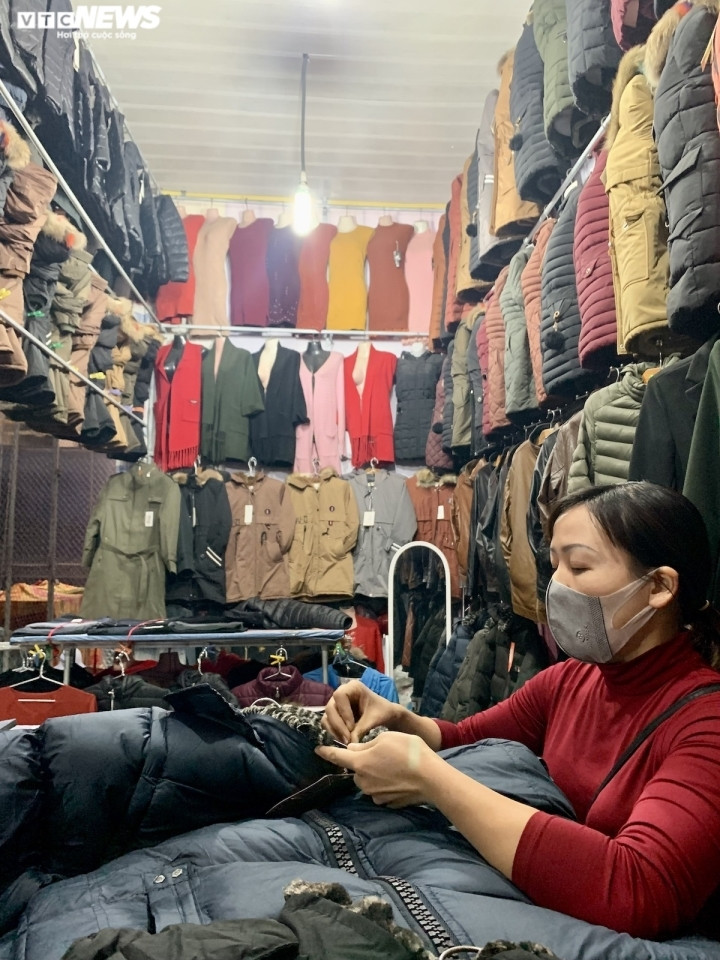 Một tiểu thương bán quần áo trong chợ cho biết: “Mặc dù hiện nơi này không áp dụng giãn cách xã hội nhưng do các biện pháp nghiêm ngặt để phòng chống dịch bệnh COVID-19 nên không có khách qua lại khu vực cửa khẩu”.