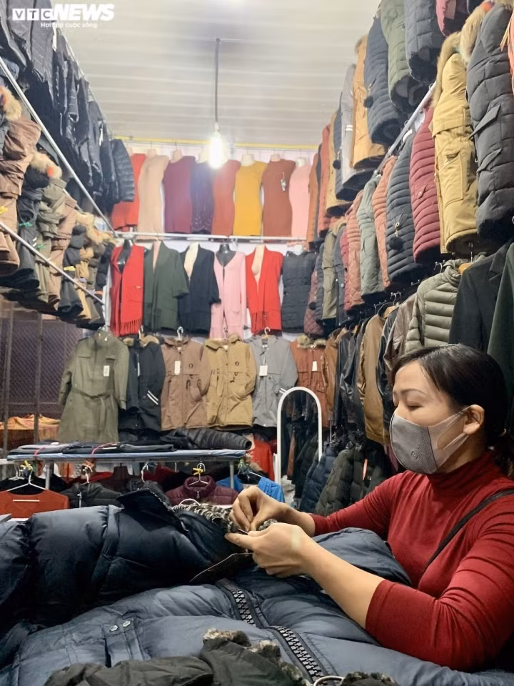 Một tiểu thương bán quần áo trong chợ cho biết: “Mặc dù hiện nơi này không áp dụng giãn cách xã hội nhưng do các biện pháp nghiêm ngặt để phòng chống dịch bệnh COVID-19 nên không có khách qua lại khu vực cửa khẩu”.