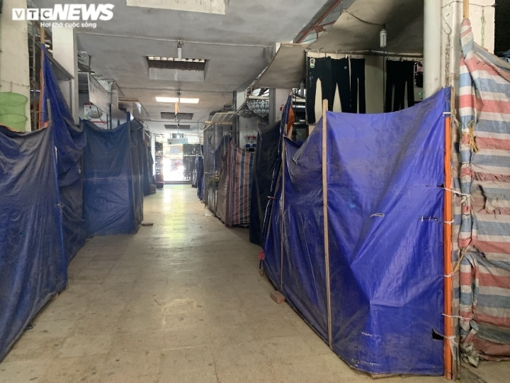 La liệt các quầy hàng quây bạt, đóng cửa.