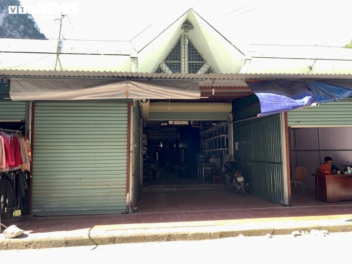 Nhưng theo ghi nhận của PV, sáng 1/12, không khí trong chợ vô cùng vắng vẻ.