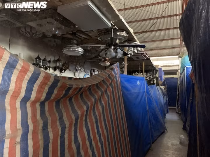 Thậm chí, bụi đã phủ trắng lên những tấm bạt che này.