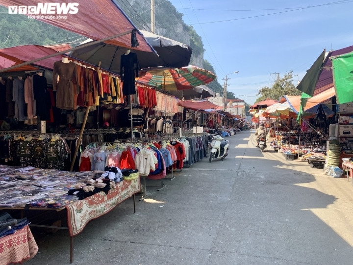 Phía bên ngoài chợ chính, các tiểu thương vẫn cần mẫn mở bán hàng hằng ngày. Tuy nhiên, do chủ yếu phục vụ khách du lịch nên việc buôn bán rất nhỏ giọt, ảm đạm.