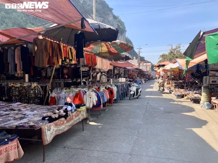 Phía bên ngoài chợ chính, các tiểu thương vẫn cần mẫn mở bán hàng hằng ngày. Tuy nhiên, do chủ yếu phục vụ khách du lịch nên việc buôn bán rất nhỏ giọt, ảm đạm.