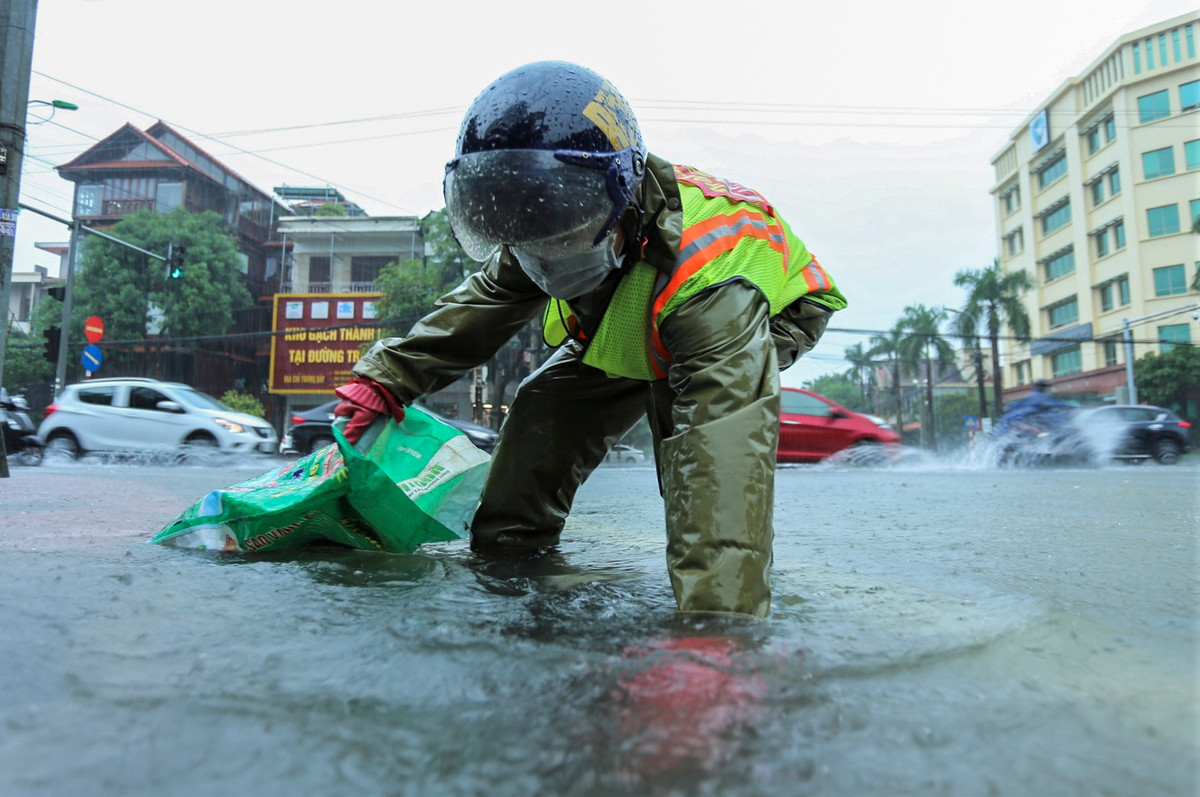 "Mưa lớn cuốn theo nhiều rác xuống cống thoát nước nên anh em đơn vị được huy động tối đa đến các tuyến đường trên toàn thành phố dọn sạch", anh Cạnh (cán bộ Công ty Cấp thoát nước và Môi trường Hà Tĩnh) cho hay.