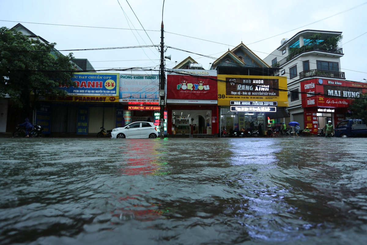 Oto chet may giua mua, nguoi dan Ha Tinh phai xuong xe loi nuoc-Hinh-2