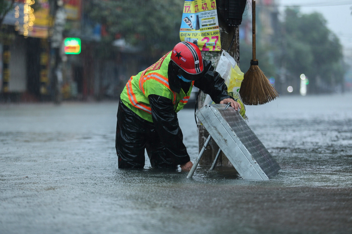 Anh Tịnh (cán bộ Công ty Cấp thoát nước Môi trường Hà Tĩnh) cho biết từ sáng sớm đã cùng đồng nghiệp có mặt tại vị trí ngập, mở các cổng thoát nước mặt đường.