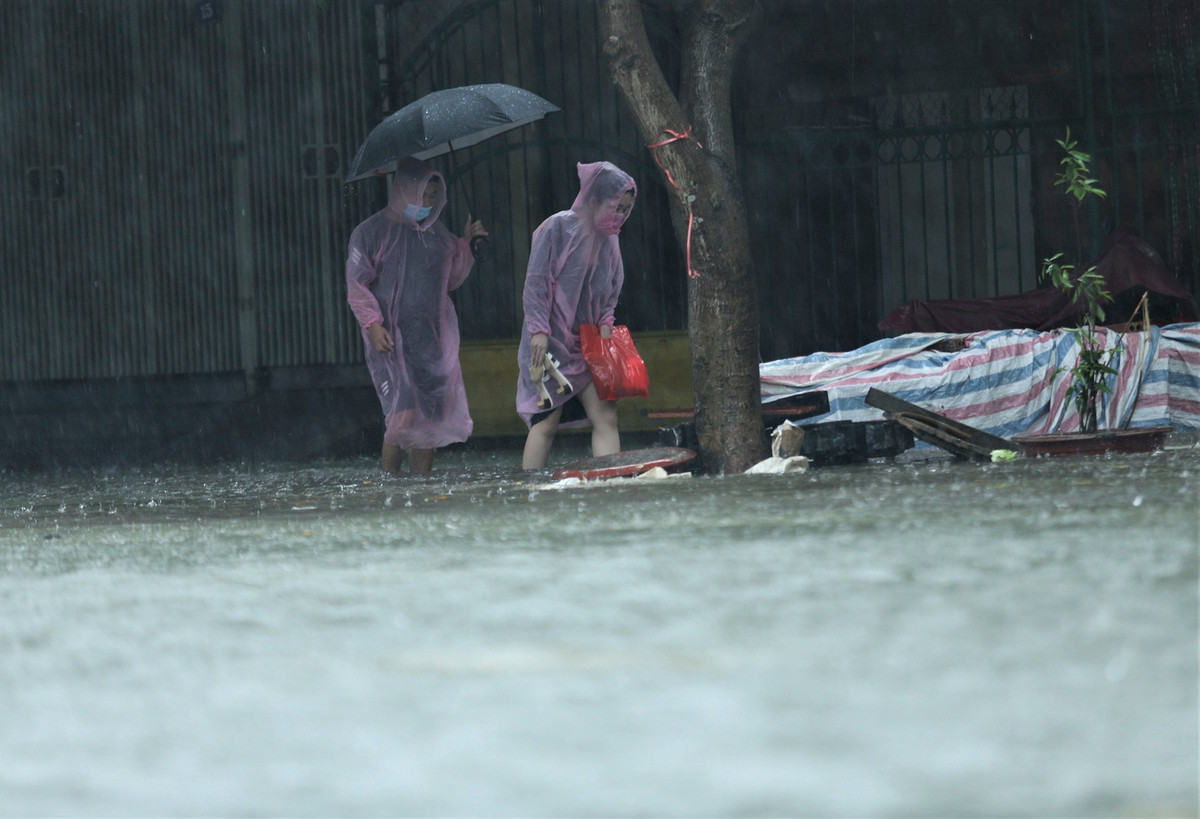 Trong khi đó, nhiều người để xe lại dọc đường, đi bộ trên vỉa hè.