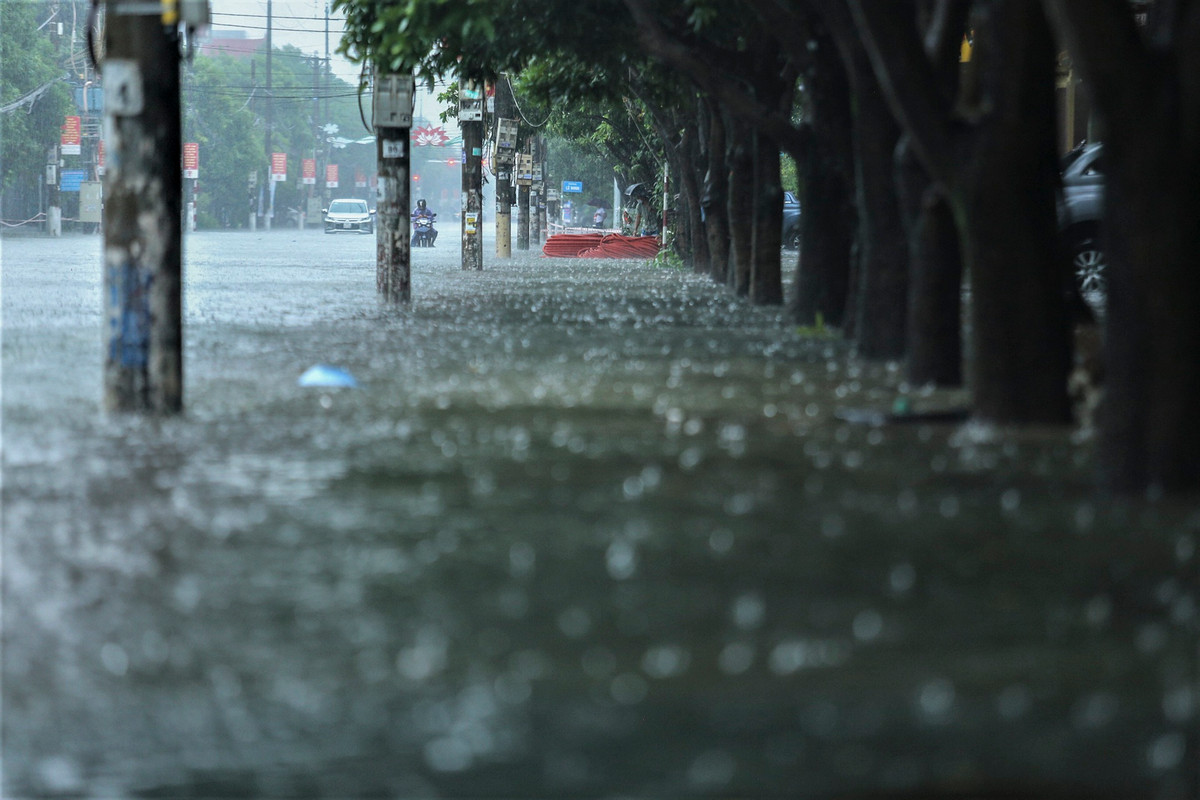 Một số khu vực như đường Nguyễn Du, Lê Ninh... ngập sâu nửa mét.