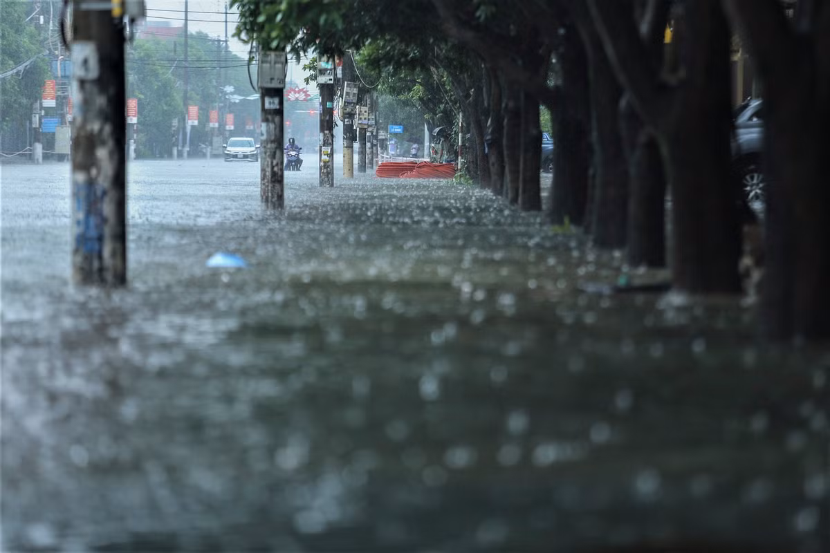 Một số khu vực như đường Nguyễn Du, Lê Ninh... ngập sâu nửa mét.