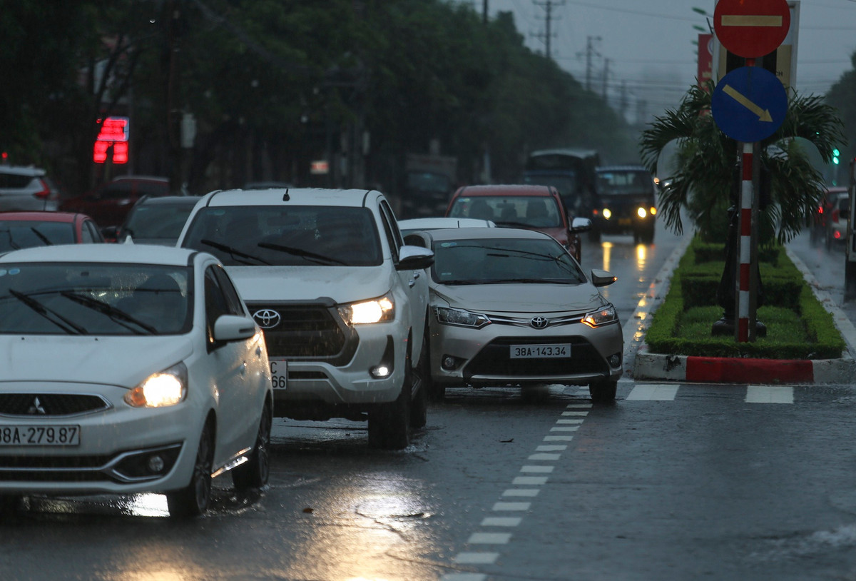 Một số tuyến đường bị ngập khiến xe cộ đi lại khó khăn. Từ hôm nay, nhiều tỉnh miền Trung bước vào đợt mưa lớn kéo dài 3 ngày. Một số nơi mưa dao động 300-600 mm.