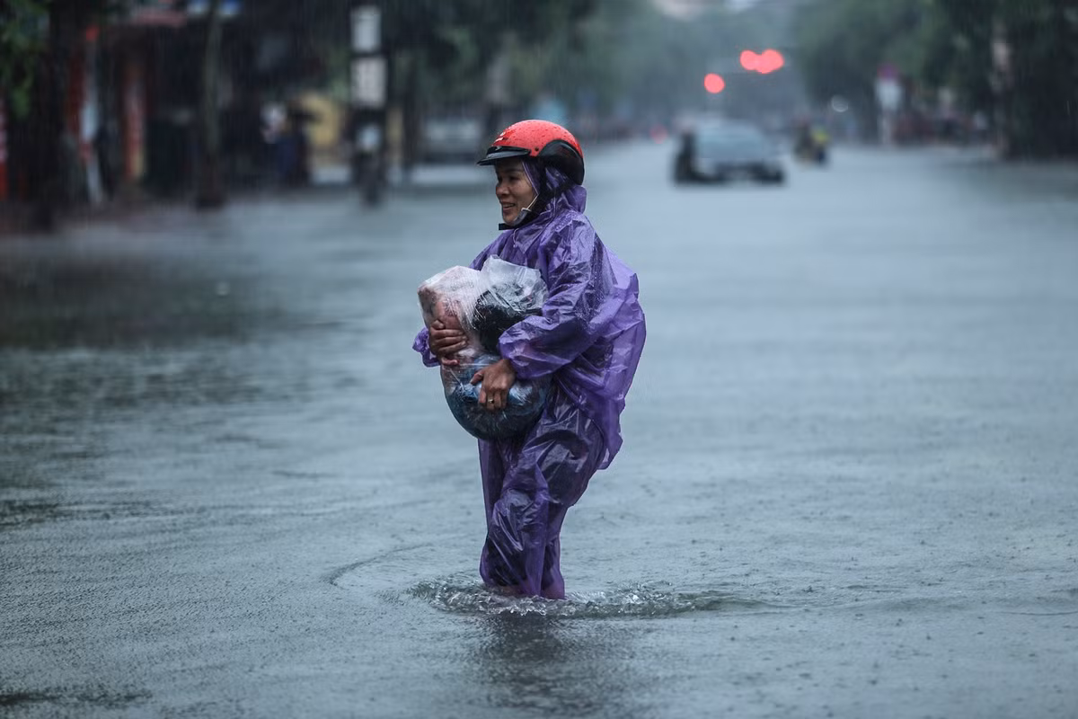 "Mưa lớn cùng với triều cường khiến việc thoát nước chậm, chúng tôi phải vừa thu dọn rác vừa mở cổng thoát nước mặt đường", anh nói.