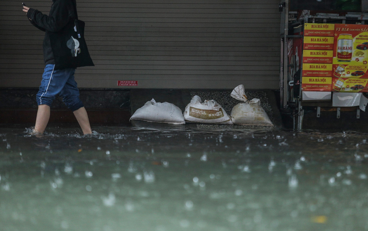 Nhiều gia đình đóng kín cửa, đặt các bao cát trước nhà để hạn chế nước tràn vào.