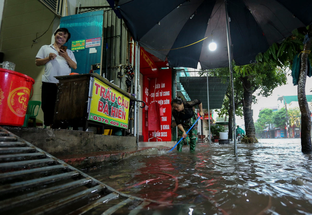 "Mới mấy ngày trước công nhân nạo vét cổng để nước rút nhanh hơn khi mưa nhưng cũng không giúp được nhiều", bà Hiền (phường Bắc Hà) nói.